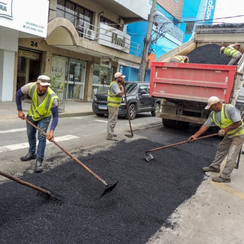 Barra do Piraí: Ponte Metálica e Praça Pedro Cunha recebem operação tapa-buracos